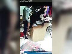 El chino de la tienda se lo clava a su empleada