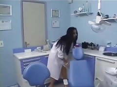 Una joven soltera que trabaja dentista